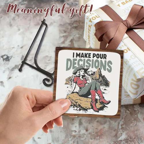 Vista 4 de Placa de madera de 5 pulgadas con texto en inglés "I Make Pour Decisions", letrero de madera con soporte de metal, decoración y accesorios