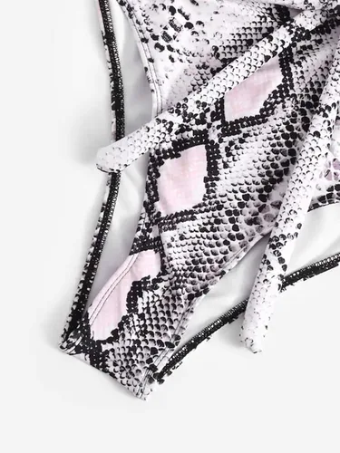 Vista 5 de SweatyRocks - Traje de baño entero, traje de baño sexy para mujer, con tirantes cruzados, nudo frontal y escote profundo en V, traje de baño de 1