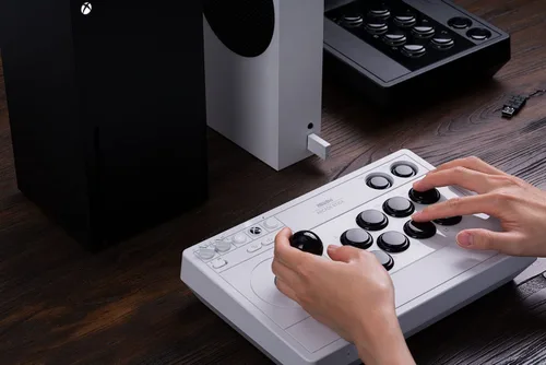 Vista 4 de 8BitDo Wireless Arcade Stick for Xbox Series XS, Xbox One and Windows 10, Arcade Fight Stick with 3.5mm Audio Jack - Officially Licensed (White)