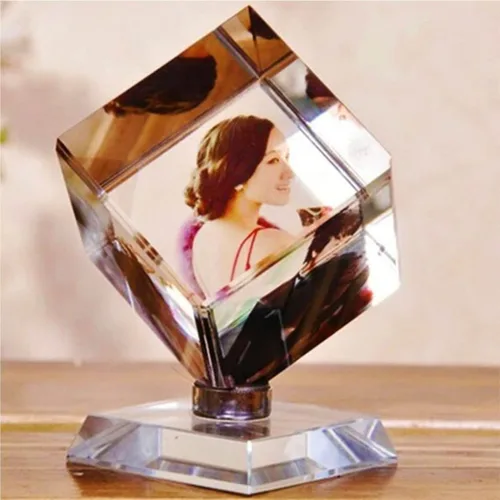 Vista 2 de Marco de fotos personalizado en cubo de cristal giratorio 3D, marco de fotos giratorio de 3 fotos, marco de cristal personalizado para recuerdos