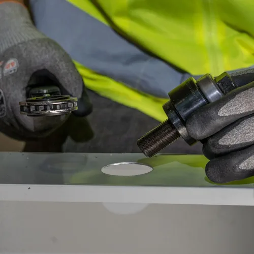Vista 4 de Klein Tools 53732SEN - Juego de punzones con llave, cortador de orificios de conducto eléctrico de 1/2 a 2 pulgadas