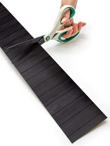 Vista 4 de Teacher Created Resources Borde enrollado recto de madera negra – 50 pies – Decora tablones de anuncios, paredes, escritorios, ventanas, puertas