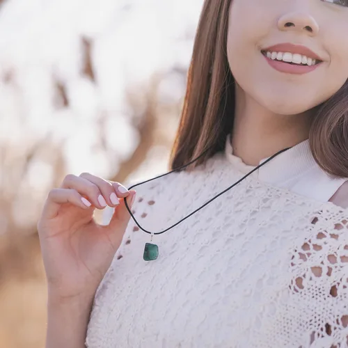 Vista 4 de AYANA - Collar con colgante de cristal curativo de esmeralda, collares hechos a mano, cristales de origen ético y piedras curativas, piedra natal