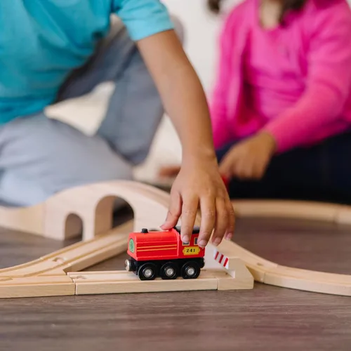 Vista 2 de Set de ocho trenes Melissa & Doug, Figura de madera clásica (22 Piezas)