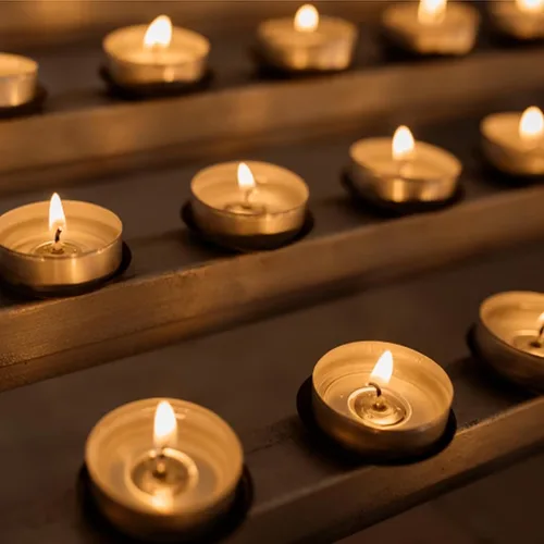 Vista 3 de Mini velas de té a granel - 50 velas de viaje blancas sin perfume para Shabat