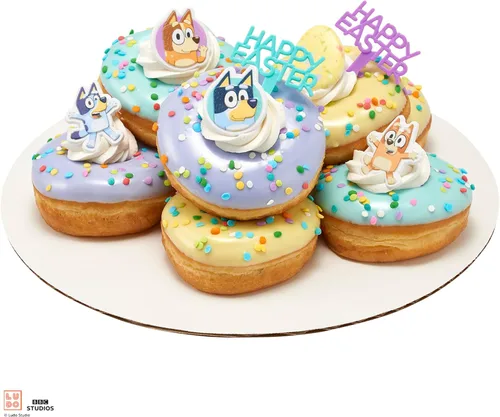 Vista 8 de DecoPac Bluey So Much Fun Anillos, 24 decoraciones para cupcakes con Bluey, Bingo, Bandit y Chilli, 3D seguros para alimentos, paquete de 24