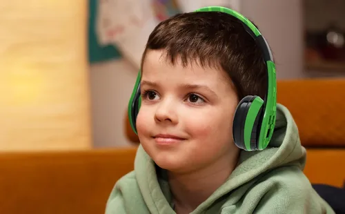 Vista 4 de eKids Minecraft - Auriculares inalámbricos Bluetooth con micrófono, reducción de volumen para la escuela