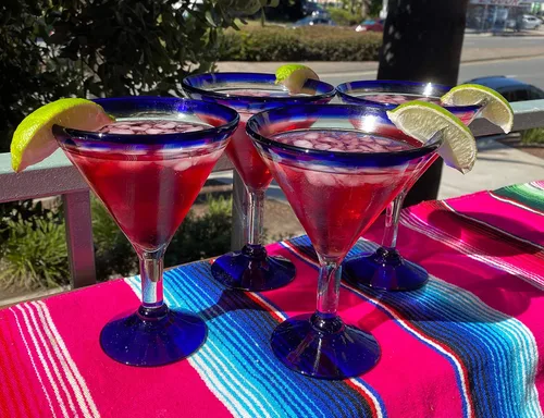Vista 4 de Juego de 4 vasos de Margarita modernos soplados a mano con borde azul (12 onzas)