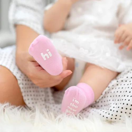 Vista 5 de Juego de calcetines de regalo para bebé niña regalo único para bebé o recién nacido para ella 4 pares de bonitas citas en caja de regalo