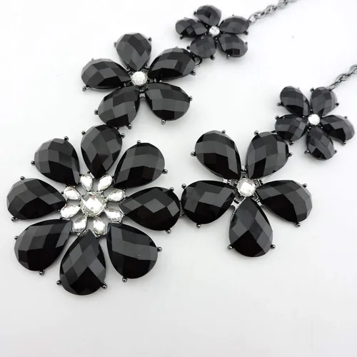 Vista 4 de Firstmeet Collar con diseño de flores brillantes con pendientes
