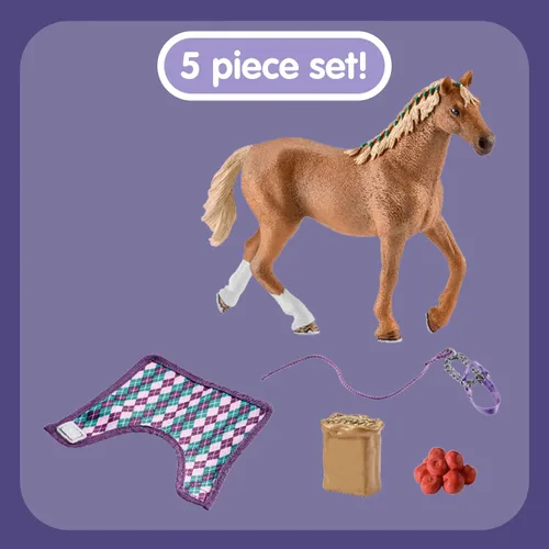 Vista 2 de Schleich Horse Club, juego de 4 piezas, juguetes de caballos para niñas y niños de 5 a 12 años de edad, pura sangre inglesa con manta