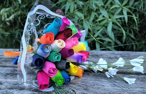Vista 5 de Ramo con 2 docenas de rosas de madera de 24 colores mezclados, pimpollo artificial
