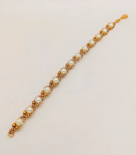 Vista 2 de Elegante brazalete para dama hecho a mano de perlas fantasia y cuentas de vidrio de 8" de largo, ideal para regalo, se envía empaque según muestra.