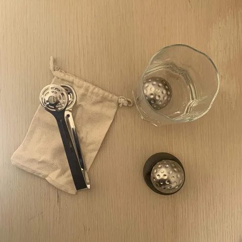 Vista 5 de Outset Juego de piedras de whisky de acero inoxidable, 2 enfriadores de pelotas de golf con pinzas y bolsa de almacenamiento