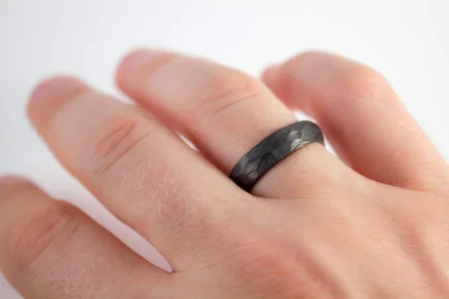 Vista 4 de Men's hammered carbon fiber ring. Unique and modern black wedding band. Water resistant, very durable and hypoallergenic. (00111_5N)