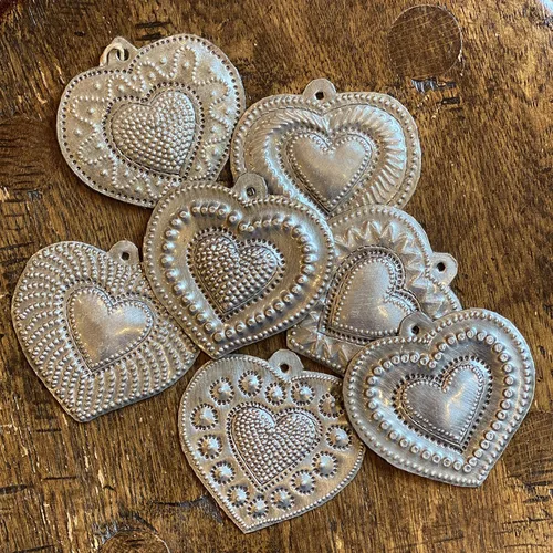 Vista 4 de Juego de 7 corazones sagrados, colección de corazones de metal de bronce plateado, hechos a mano en Haití, adornos decorativos para colgar, 2.5 x