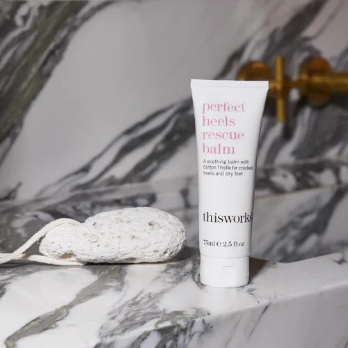 Vista 6 de THISWORKS Perfect Heels Rescue Balm: una fórmula vegana natural para nutrir, reparar e hidratar con cardo de algodón, aceites esenciales de limón