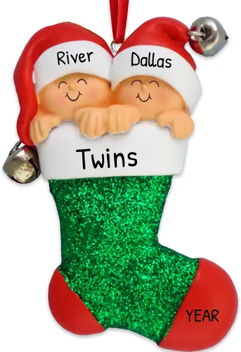 Vista 5 de Adorno personalizado en 3D de nuestra primera Navidad 2025 Adornos de calcetín de rayas rojas para parejas, adorno de calcetín 2025, familia de 2