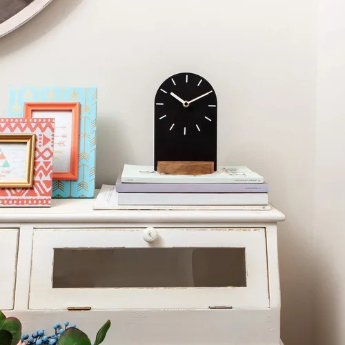 Vista 3 de SOFFEE DESIGN Reloj de mesa de una pieza con hoja de hierro con base de madera, reloj de escritorio sin tictac funciona con pilas para sala de Negro