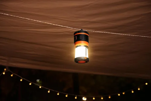 Vista 8 de Linterna LED para campamento recargable, 1800 lúmenes, 4 modos de luz, banco de energía de 4400 mAh, impermeable IP44, linterna perfecta