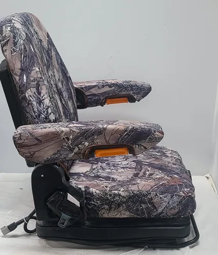Vista 3 de Asientos de tractor DSC hechos para asientos de suspensión de tractor de lujo con bolsa de documentos y reposabrazos ajustable. camuflaje MC2G.