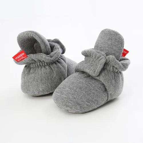 Vista 4 de Uineky Botines de algodón para bebés, niños y niñas, para recién nacidos, calcetines suaves para niños y niñas, zapatos de cuna cálidos