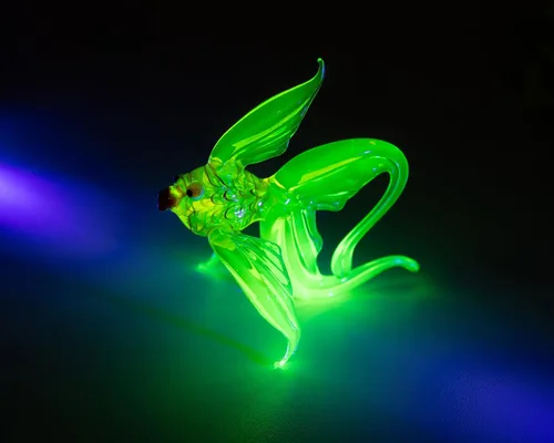 Vista 3 de Peces de vidrio de uranio hechos a mano – Figura de farol brillante, colección reactiva con luz UV