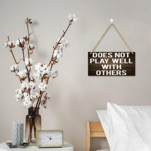 Vista 5 de Letrero de madera colgante con texto en inglés "No juega bien con otros", letrero rústico para decoración del hogar, decoración de placa de madera