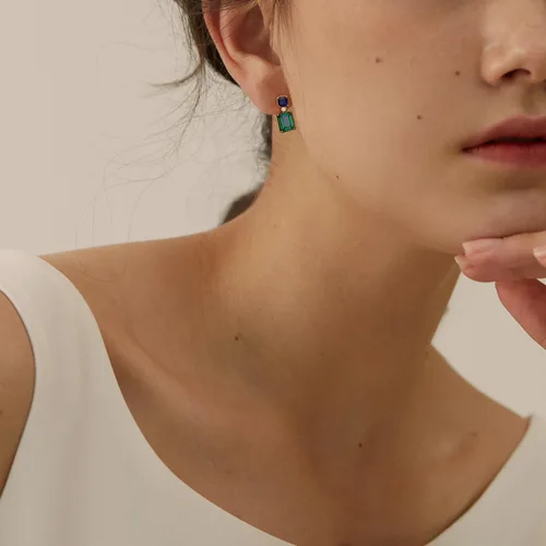 Vista 3 de Aretes de esmeralda chapados en oro de 18 quilates, a la moda, delicados, lindos aretes colgantes de piedras preciosas azules y verdes para mujer