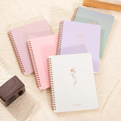 Vista 6 de MGGAO Cuaderno de espiral A5, paquete de 5 cuadernos rayados, con doble bolsillo, diarios en espiral para escribir, 0.315 in de ancho a rayas