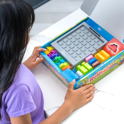 Vista 6 de ThinkFun Rush Hour Junior - Juego clásico de lógica de atasco de tráfico - Nuevo aspecto para 2024 - Juguete STEM para niños - Rompecabezas