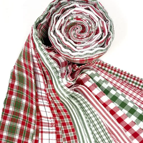 Vista 5 de Tela de Algodón Casera Roja y Verde de Feliz Navidad 22 piezas 2.5" X 44" Rollo Precortado (Jelly Roll) por JCS
