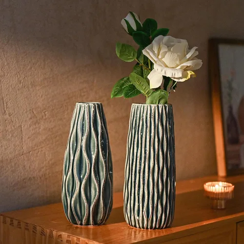 Vista 2 de VICTOR & TERESA Jarrón de cerámica para flores, juego de 2 jarrones azules decorativos de 10 pulgadas para decoración del hogar, jarrones de granja
