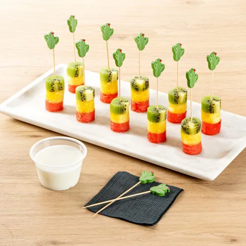 Vista 3 de Restaurantware Brochetas de bambú de 4.7 pulgadas, 100 brochetas decorativas duraderas, cactus con diseño de flores, desechables, de bambú verde