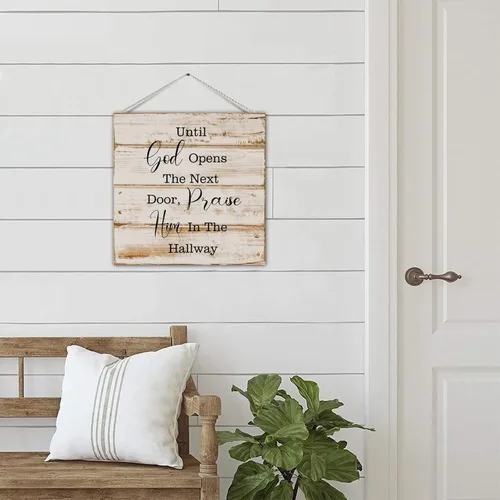 Vista 7 de Letrero de madera con texto en inglés «Until God Opens The Next Door Praise Him in The Hallway»