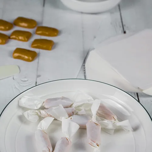 Vista 5 de Paquete de 300 envoltorios para dulces, envoltorios de chocolate y caramelo antiadherentes, hojas cuadradas de papel encerado, papel para dulces