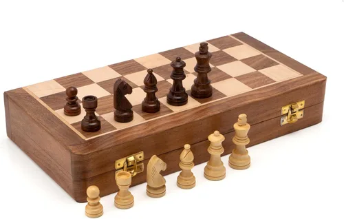 Vista 4 de Tablero de ajedrez plegable de madera magnético hecho a mano con almacenamiento para 32 ajedrez (7 x 7 pulgadas)