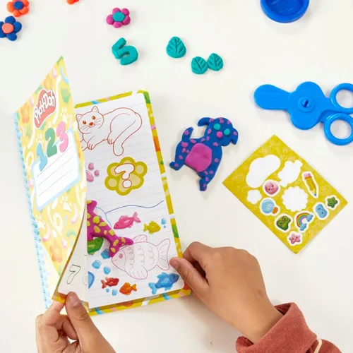 Vista 5 de Play Doh - Juego de aprendizaje creativo que incluye mantel, calcomanías, 5 cortadores de animales, 10 sellos, 3 herramientas y 5 latas de masa