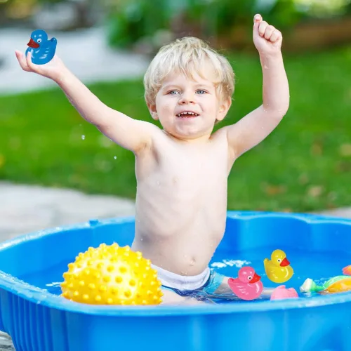 Vista 5 de ArtCreativity Juguetes flotantes de pato de plástico – Paquete de 12 – Juguetes duraderos para tina de agua para niños, suministros de fiesta