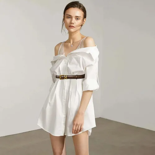 Vista 121 de Cinturón de cuero clásico con hebilla de metal para mujer con vestido de jeans