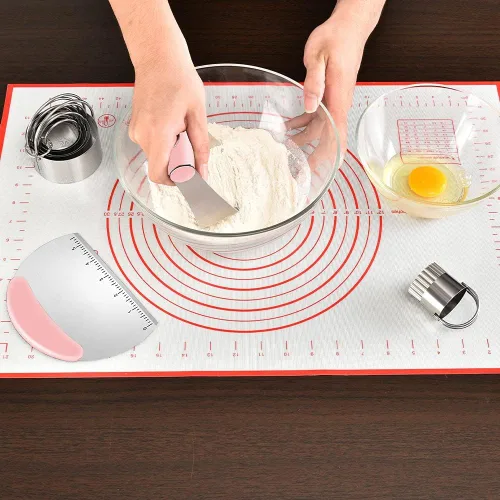 Vista 2 de Cortador de pastelería, cortador de galletas, raspador de masa, licuadora 5 piezas rosa