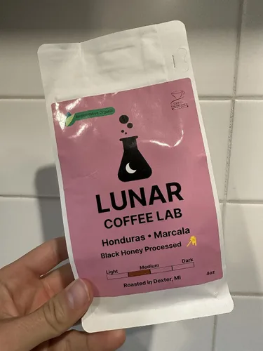 Vista 6 de Lunar Coffee Lab Café orgánico medio tostado medio descafeinado medio – Proceso de agua de montaña medio descafeinado Guatemala, mitad reliquia