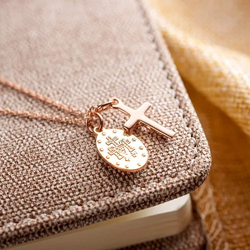 Vista 4 de AllenCOCO Collar de oro para mujer y niña plisado delicado y simple collar de gargantilla con dije de círculo entrelazado cruz de Virgen María No es