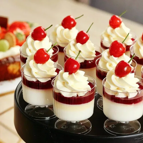 Vista 4 de Zezzxu Mini Copas de Postre de 2 oz con Cucharas, Paquete de 100 Copas Desechables para Aperitivos Copas de Mousse Copas Pequeñas de Plástico tipo
