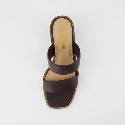 Vista 6 de CUSHIONAIRE Sandalia Clever de tacón de bloque de dos bandas para mujer + espuma viscoelástica, anchos disponibles