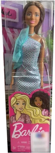 Vista 4 de Barbie en un vestido de lunares verdes