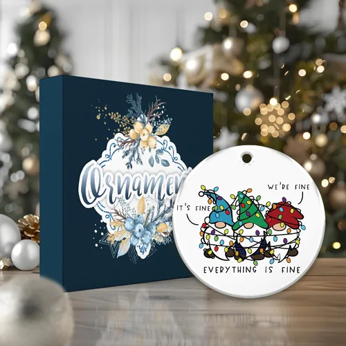 Vista 5 de Divertido adorno de gnomo 2025 – «Everything is Fine» gnomos enredados con luces – Lindo regalo de humor navideño para amigos, familiares