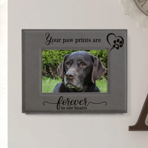 Vista 3 de KATE POSH - Your Paw Prints are Forever in our Hearts. Marco de fotos de cuero grabado. Regalo conmemorativo para mascotas, pérdida de perro y gato