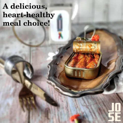 Vista 3 de Sardinas pequeñas enlatadas en salsa de tomate por Jose Gourmet, Sardinas portuguesas capturadas en la naturaleza, pescado enlatado en salsa