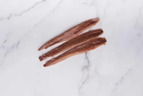 Vista 2 de Mr. Moris® Filetes de anchoa del mar Cantábrico en aceite de oliva Filetes de anchoas hechos a mano Kosher Certificado MSC para pesca